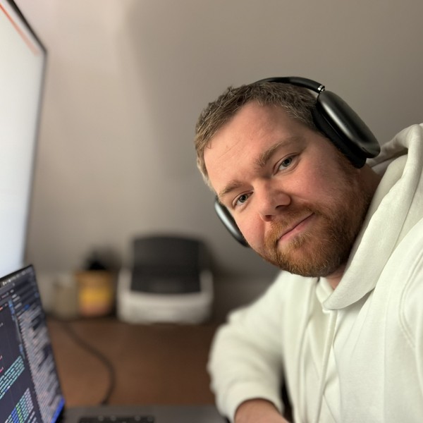 Alexander Schrot beim Programmieren