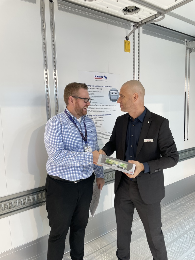 Alexander Schrot bei Schmitz Cargobull – Trailer-Übergabe