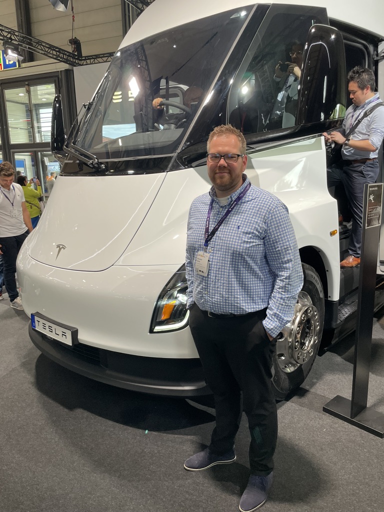 Alexander Schrot vor dem Tesla Semi auf der IAA Transportation