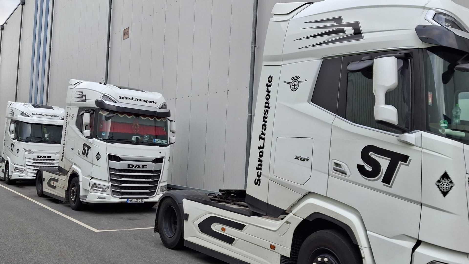 Schrot Transporte Flotte an der Lagerhalle